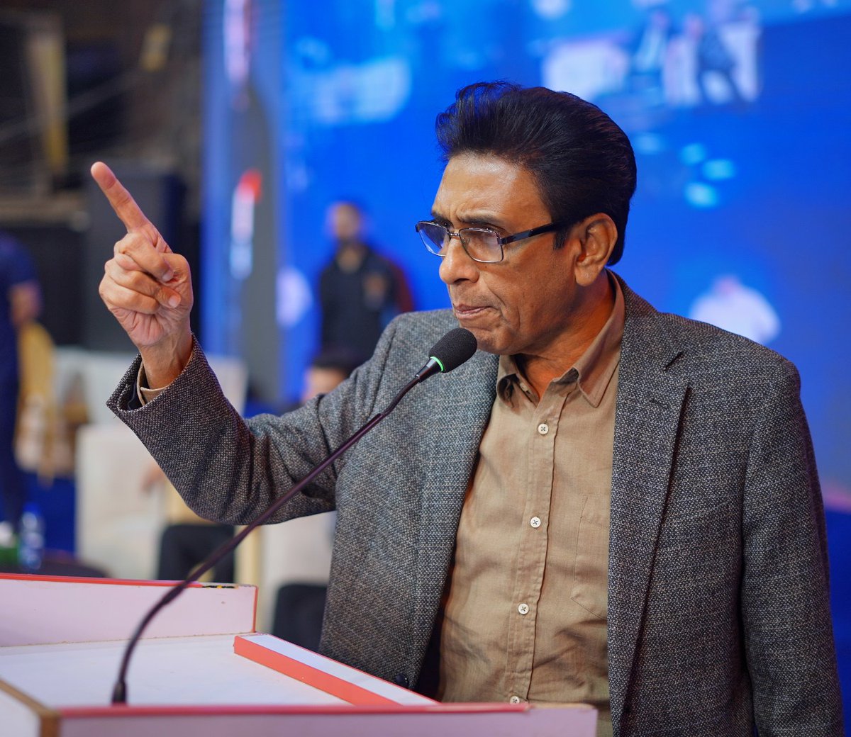 MQMPKOfficial's tweet photo. آئیے ایک مضبوط متحد منظم ایم کیو ایم کو آگے لیکر چلیں، ہم 1977 سے مہاجروں کی جدو جہد کر رہے ہیں ہم اپنی عزت اور بقا پر کوئی کمپرومائز نہیں کرینگے ہمارے اور آپکا وقت آگیا ہے منزل ہمارے قدموں پر ٹکرارہی ہے۔چیئرمین ڈاکٹر خالد مقبول صدیقی
#MQMPakistan
#MQMPRisesAgain https://t.co/fytEKQi8pM