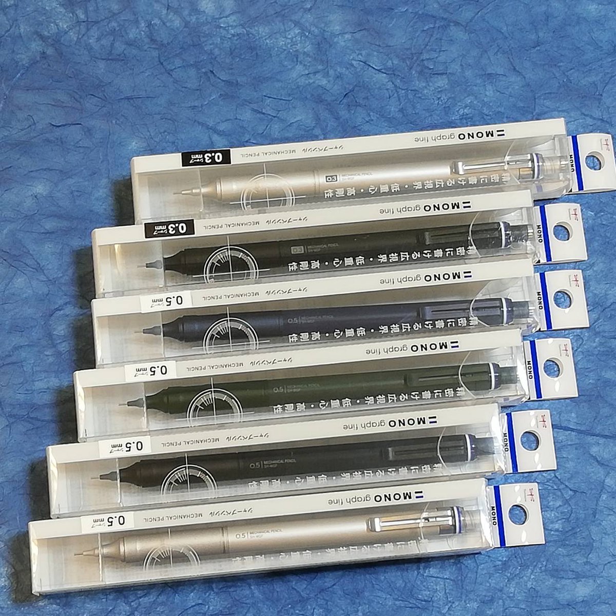 kawashima_st's tweet photo. トンボより「モノグラフ ファイン」に新色·ネイビー、グリーンが加わりました！
「書く・消す・握る」を磨き上げたシャープペンシルです。機能性が高くスタイリッシュなデザインがオススメです！ https://t.co/5PZQAg6OTn