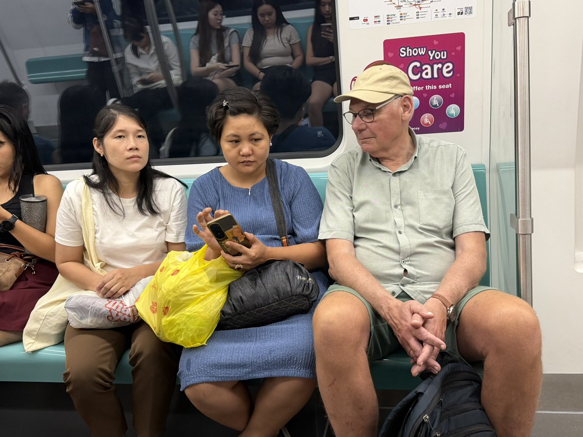 JandeHoop's tweet image. Er is net in de metro in Singapore iemand voor mij opgestaan. #lievehelp #oudeman #ademinademuit #plekjegeven