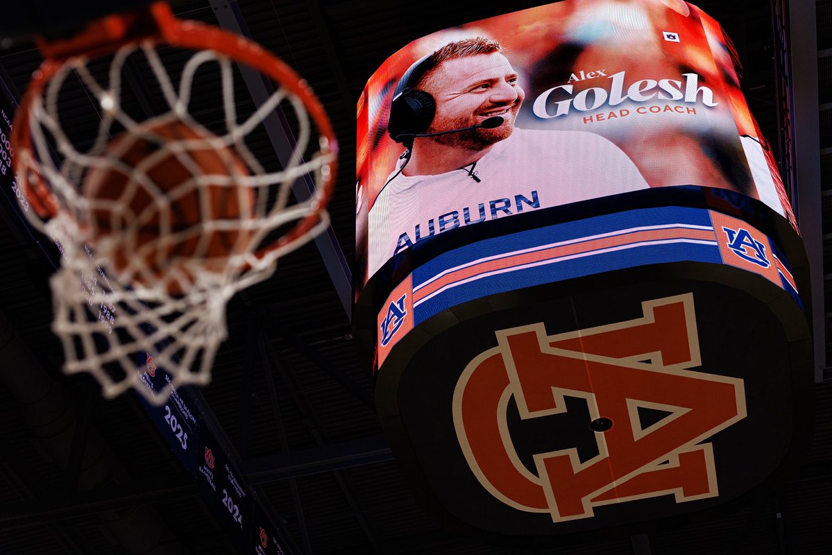 AuburnMBB's tweet image. Welcome home, Coach 🧡🧡