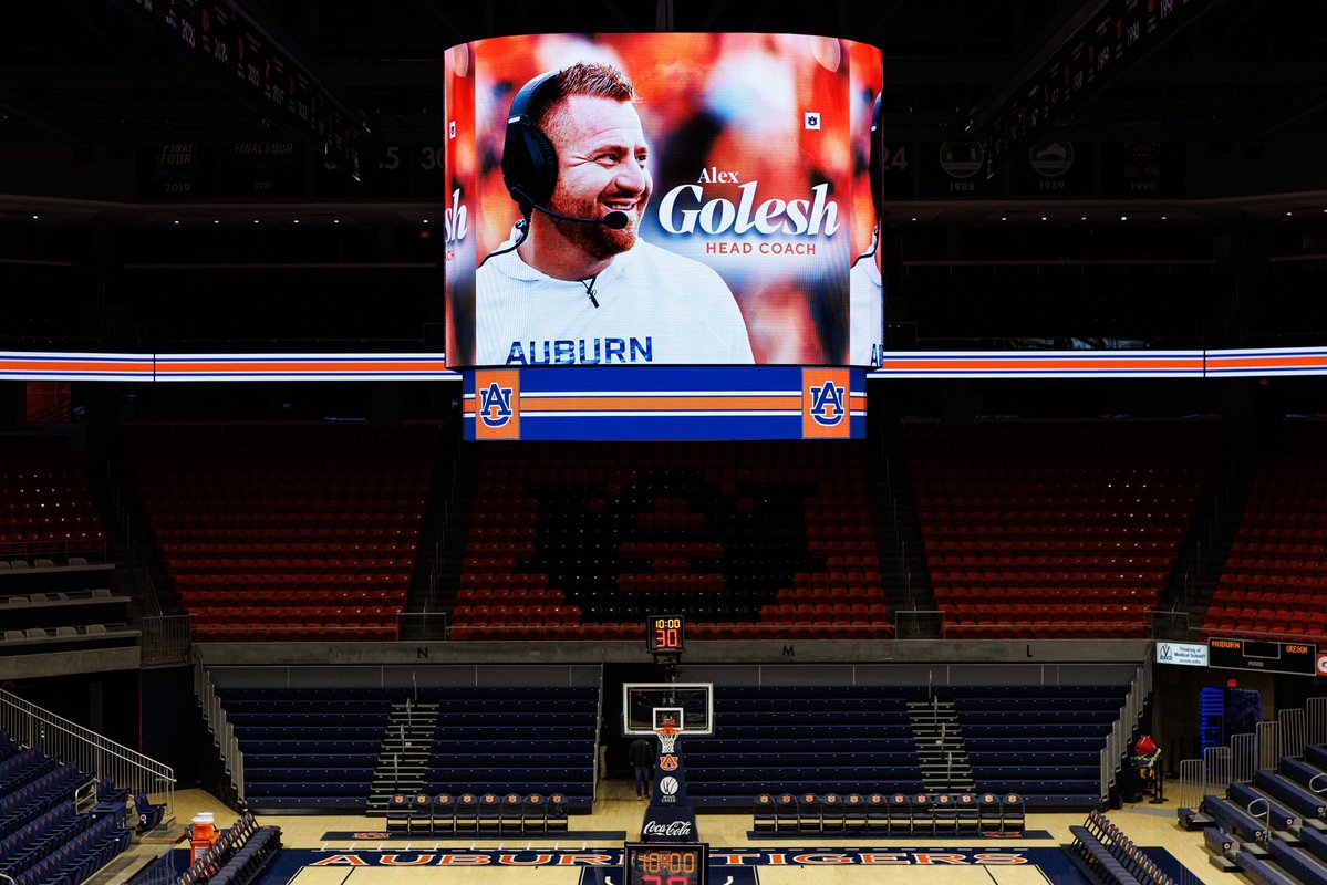 AuburnMBB's tweet image. Welcome home, Coach 🧡🧡