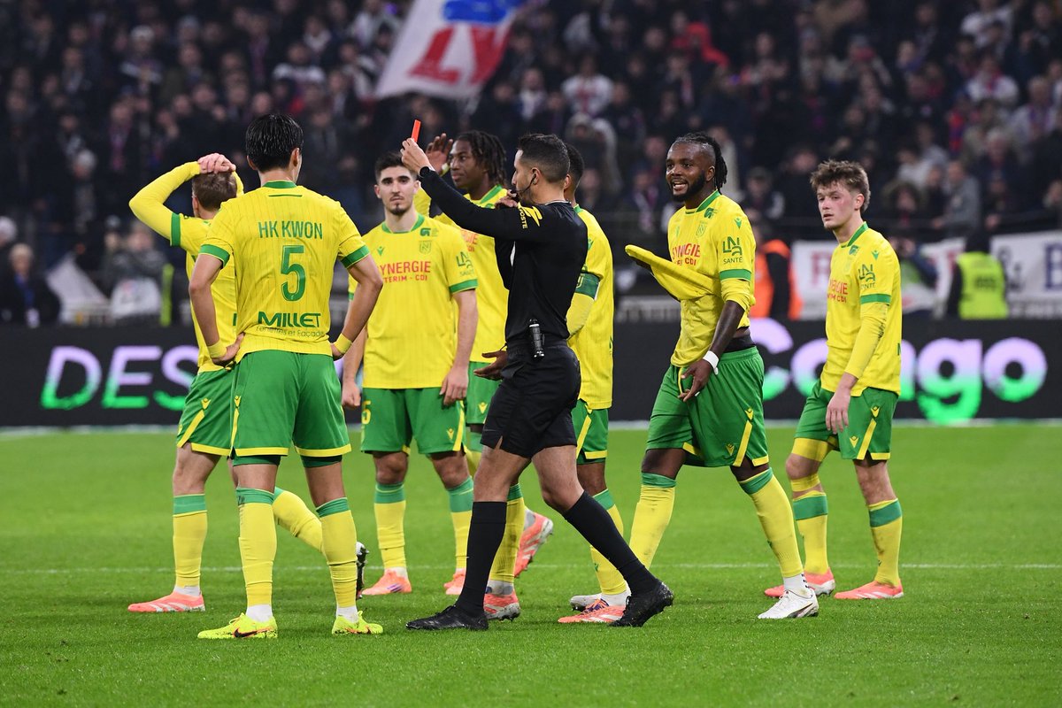 _BeFootball's tweet image. 🚨🚨 WALDEMAR KITA CRAQUE TOTALEMENTCONTRE L’ARBITRAGE D’OL - NANTES !!! 😱😤:

« 𝗢𝗡 𝗩𝗔 𝗢𝗨̀ 𝗟𝗔̀ ?! L'arbitrage va devoir devenir plus professionnel !!! 🤬

𝗟𝗘𝗦 𝗥𝗘́𝗨𝗡𝗜𝗢𝗡𝗦 𝗡𝗘 𝗦𝗘𝗥𝗩𝗘𝗡𝗧 𝗔̀ 𝗥𝗜𝗘𝗡 parce qu'on vous montre à chaque fois que c'est vous le…