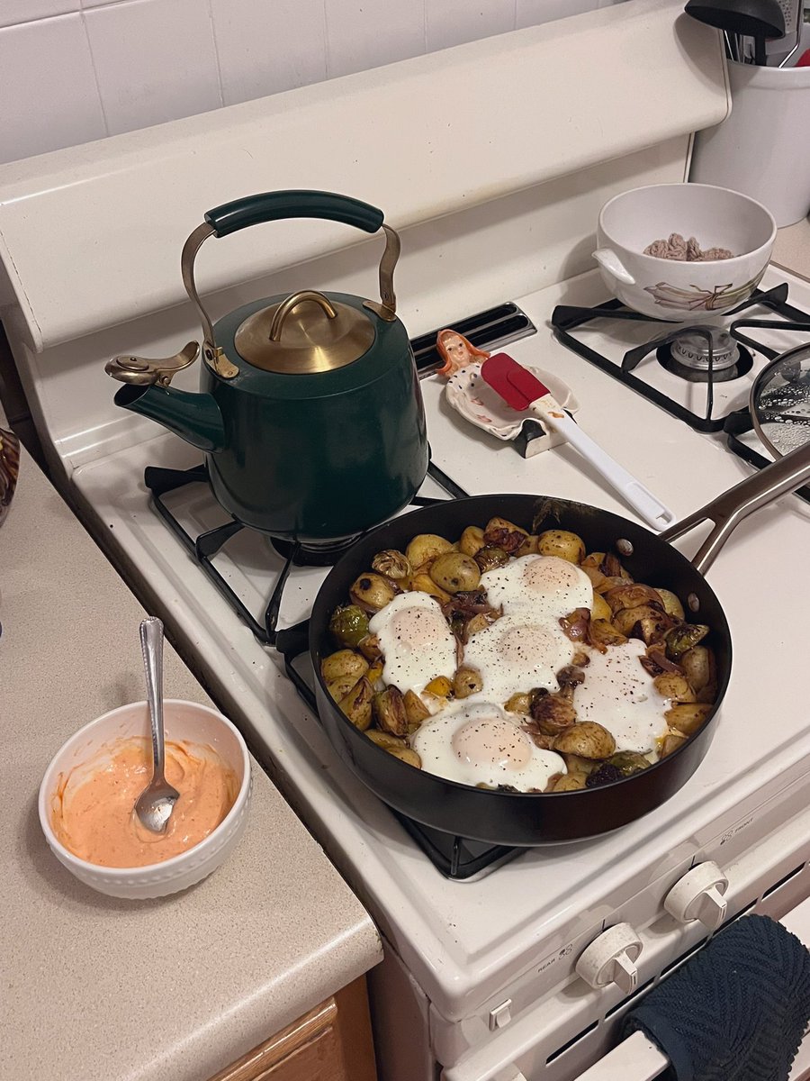 shadydivamoment's tweet photo. kimchi brussel sprout hash thing #iwanttodisappear https://t.co/IlvIXbed4Q