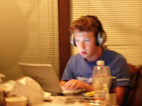 BasedBiohacker's tweet image. wake up everyday dreading work because you&apos;re tired? easy fix.

put your phone a few meters away from your bed so you have to get up to turn off your alarm. next to it, place a glass of water, 200 mg caffeine capsule, a 200 mg modafinil, and a 300 mg alpha-gpc.

bonus points if…