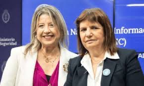 El Ministerio de Seguridad llevó tu impronta, <a href="/PatoBullrich/">Patricia Bullrich</a>. Se notó en cada decisión: profesionalismo, coraje y resultados concretos. Gracias por estos años de trabajo incansable, de estar al frente en los momentos difíciles y de sostener un rumbo claro.
Ahora empezás una nueva