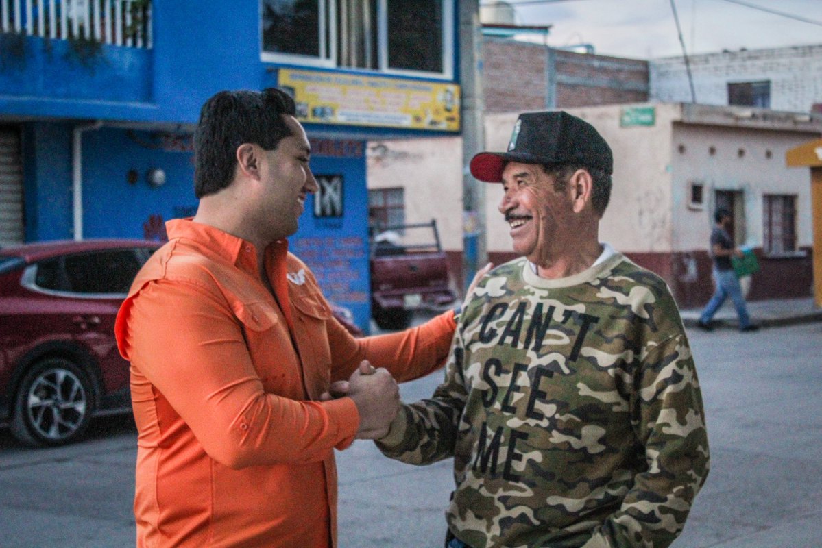 davidojedamx's tweet image. De aquí somos, de la cercanía, del contacto y de buscar resolver temas para la gente.

Continúan las fosfo giras, con alegría somos #LaFuerzaNaranja