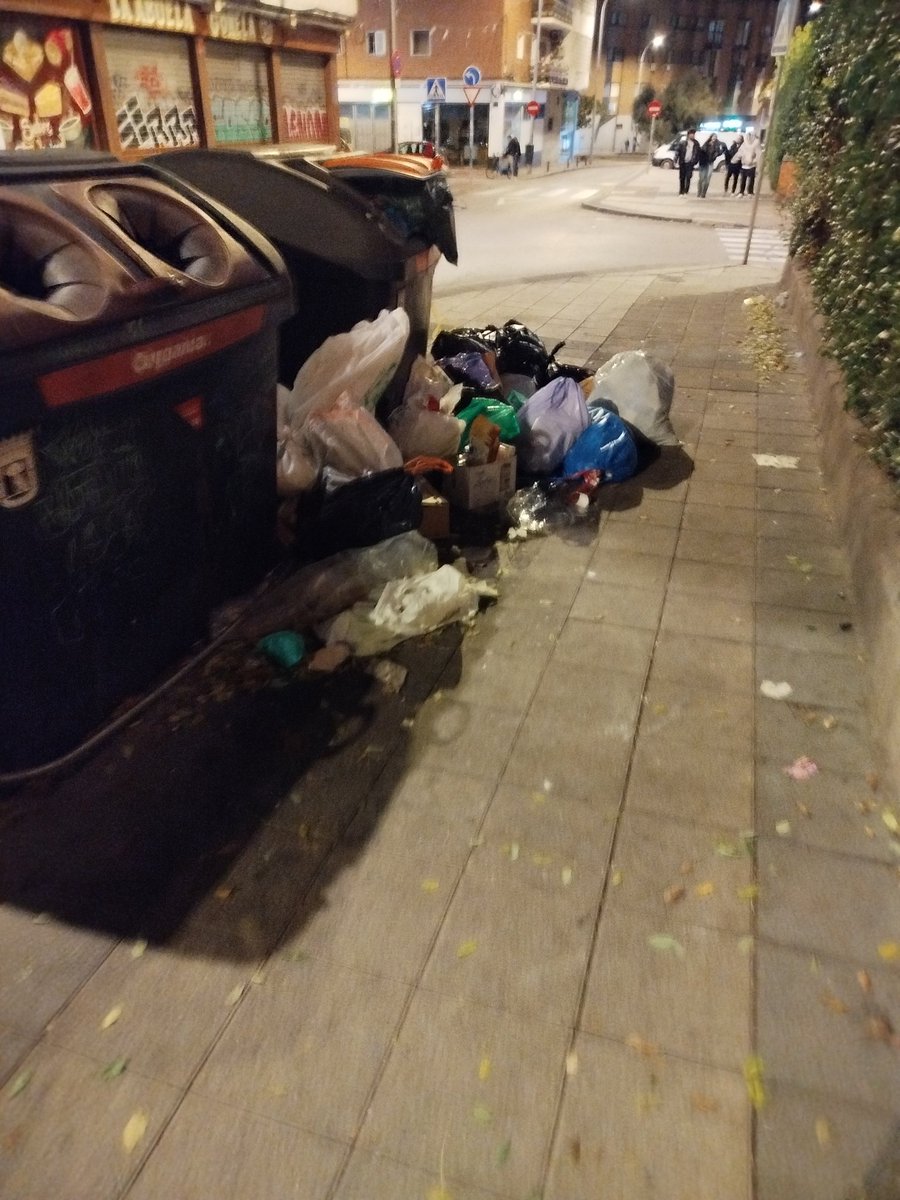 supertoliga's tweet photo. Pues ya tenemos liado el black Friday en calle Arroyo del Olivar, 8 están los precios por los suelos @AlmeidaPP_ @Lineamadrid @MADRID https://t.co/lNlS2Cv11F