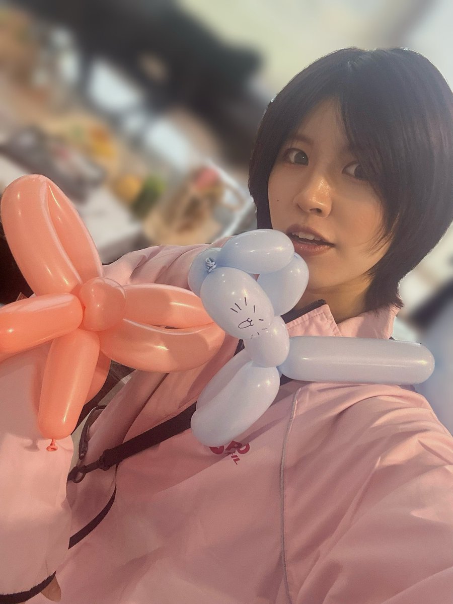 _yukimatcha's tweet image. おはようございます☀️
小倉競輪場で久々にやったバルーンアート、楽しかったな〜🎈
小さい頃父親がセットを買ってきてくれて家族でわんちゃんとか作ったの思い出したよ🐶🎶
写真は腕に付けられるリボンとねこちゃん🐈🎀
みんなはバルーンアートやったことある？