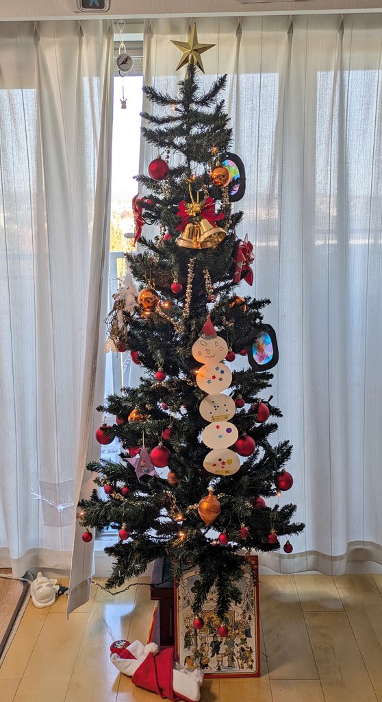 おはよーございます☀
月曜日のお弁当と、今日から12月なので、アドベントカレンダーOPEN🎵
ツリーも飾り付けした🎄