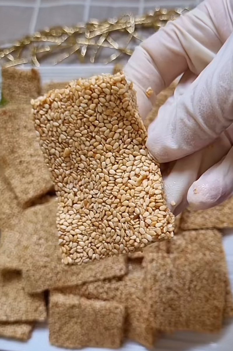 الجُلجلان (السمسم).
خذله الأبناء والحَفَدة، بعد أن شارك أسلافهم عمرًا مديدًا؛ جدبًا ورخاءً، غذاءً ودواء.

نَسوه
لك الله 😔