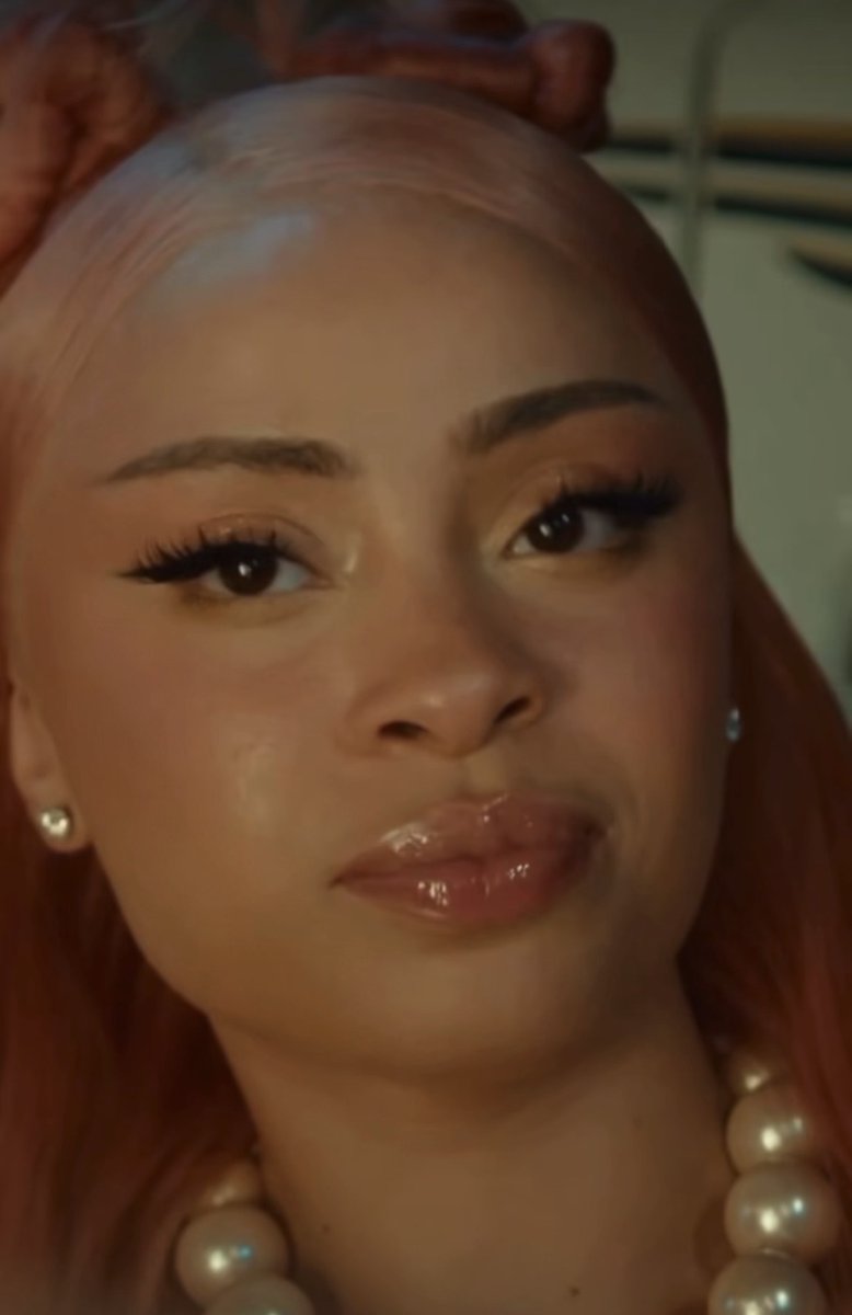 munchiespicee's tweet image. the way she looks so pretty face is a goddess. catch it!