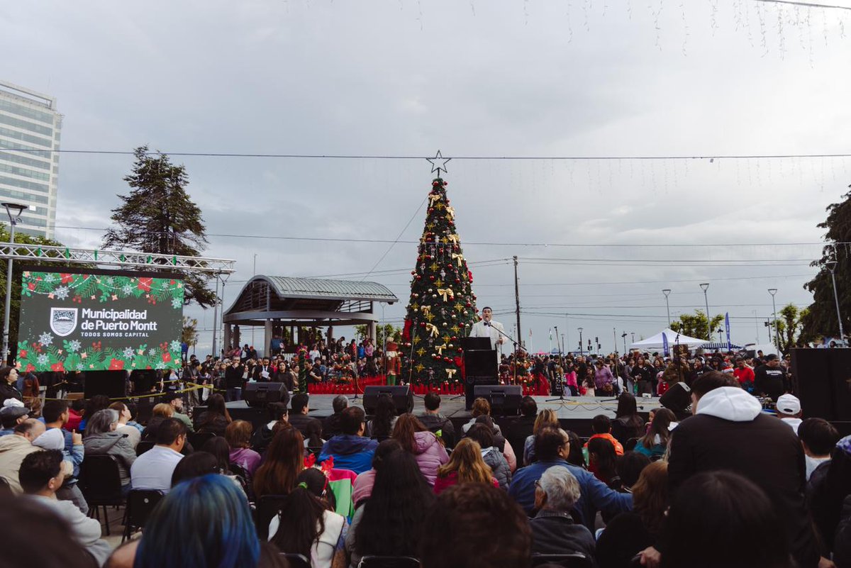 Empezamos la celebración de la Navidad en #PuertoMontt, con una Plaza de Armas repleta de familias que presenciaron el espectáculo de la Escuela de Adiestramiento Canino de Carabineros de Chile, y que también disfrutarán de villancicos. Y a las 21:30 prenderemos las luces de