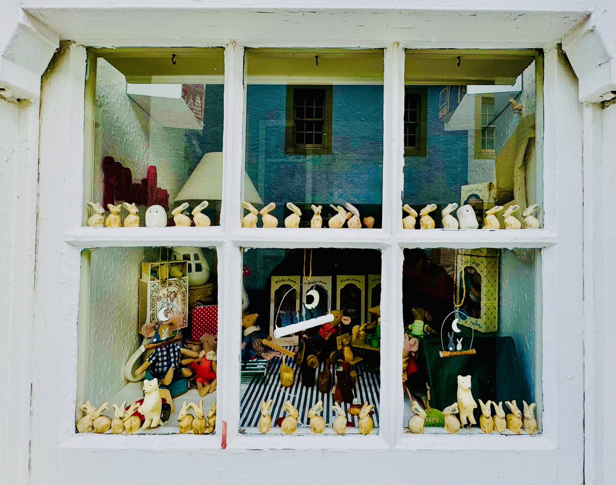 AttersonBarbara's tweet image. #AlphabetChallenge #WeekWforWindows 

🎶🎵 How much is that doggie in the window?

What doggie? 

Sorry, how much is that rabbit in the window?

Which rabbit?

Any one of the 40 rabbits in the window 🤣