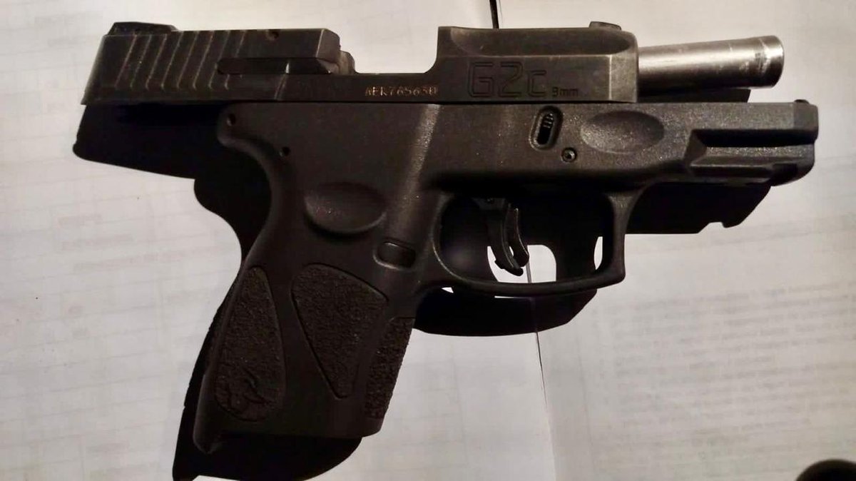 Trafico_Puebla's tweet image. 🚔🔍Detuvieron a Iván de Jesús Porfirio “N.”, en la colonia Gobernadores, durante un operativo conjunto entre la #SSPPC de San Andrés Cholula, el Ejército Mexicano y la Policía Estatal.

📌Es señalado como probable responsable de portar un arma calibre 9 mm. Fue puesto a…