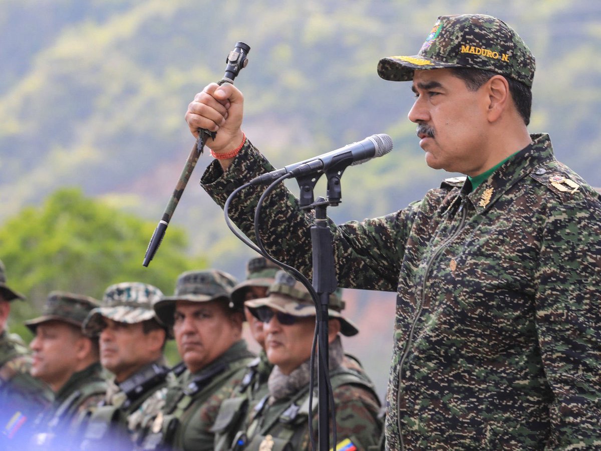 soupalestina's tweet image. 🇻🇪⚡️🇺🇸 Agência Reuters diz que Maduro prepara para Washington um segundo Vietname 

Se ocorrer uma invasão terrestre à Venezuela, segundo a &quot;Reuters&quot;, Caracas preparou dois cenários de resistência:

🔹 Guerra de guerrilha;

🔹 Anarquização — distribuição de armas ao povo para que…