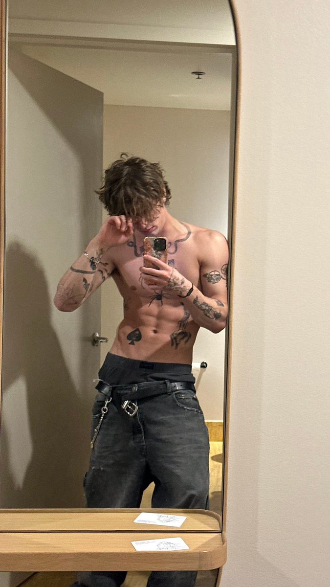 AlexWhite_xgdrr's tweet photo. ㅤ͟ ͟ ͟ ͟͟ ͟𝐀𝐋𝐄𝐗𝐀𝐍𝐃𝐄𝐑 𝐖𝐇𝐈𝐓𝐄.
                        (2003) 22 y.o.
           bisexual      💢      (SWITCH)
                             NSFW cc. https://t.co/9ePZQfC8JB