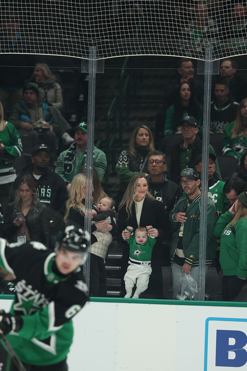 Saying hi to dad! 🤗

Jamie Benn's son attends his first NHL game as the <a href="/DallasStars/">x - Dallas Stars</a> honor his 400th goal tonight 🌟