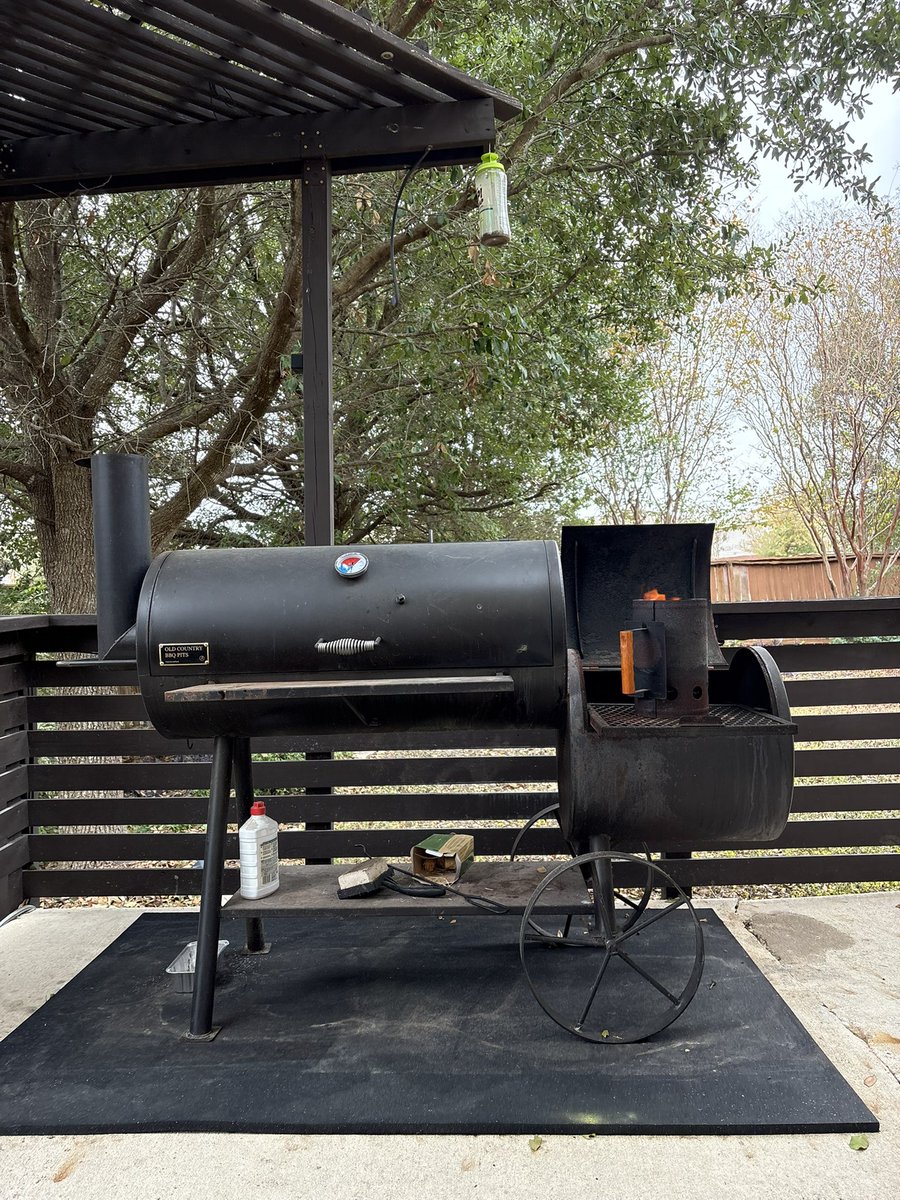 rdls012's tweet image. Trying to catch up on #InTheBuilding with @MikeTaylorShow @RudyJay_star @josebouquett  while smoking some pork ribs on the #offsetsmoker @KindersFlavors #Chupacabra @HEB