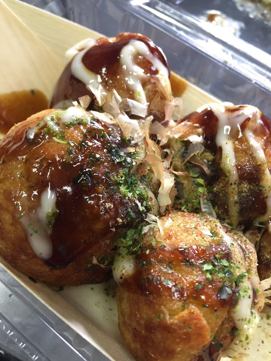 jikemachi's tweet image. きょうは月曜日なのでタコ焼きのおねぇちゃんが出店予定。
うどんに載せても美味い🐙