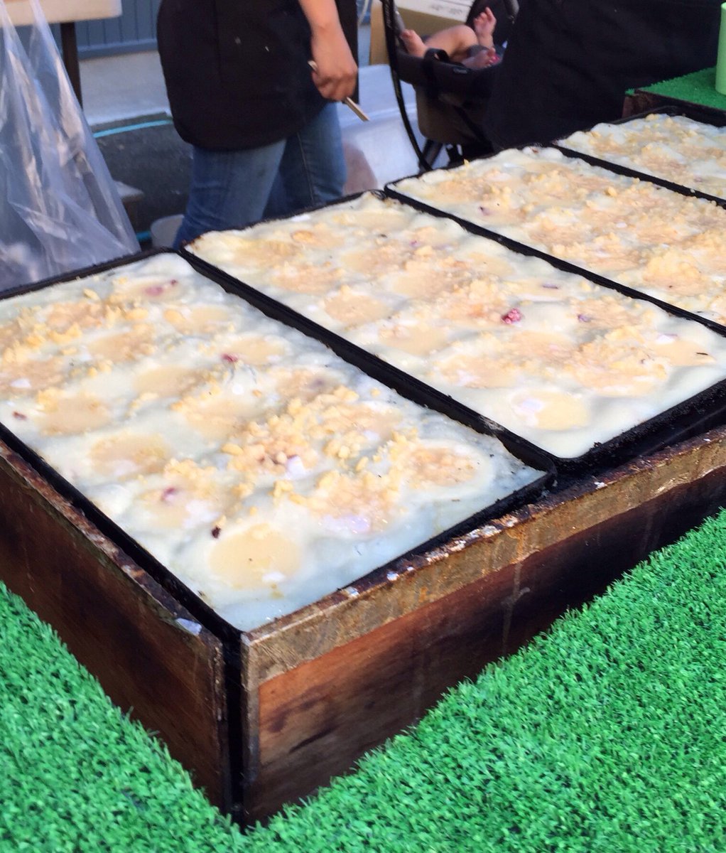 jikemachi's tweet image. きょうは月曜日なのでタコ焼きのおねぇちゃんが出店予定。
うどんに載せても美味い🐙