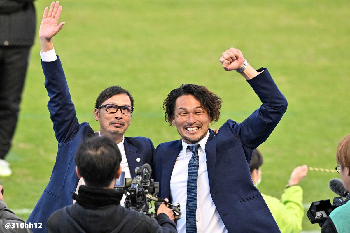 _310hh12's tweet photo. 最多入場者数更新
スタジアムに到着した選手バス
本間幸司CROと吉田賢太郎コーチ
森直樹監督&amp;本間幸司CRO
#水戸ホーリーホック https://t.co/d1XFrxz2tx