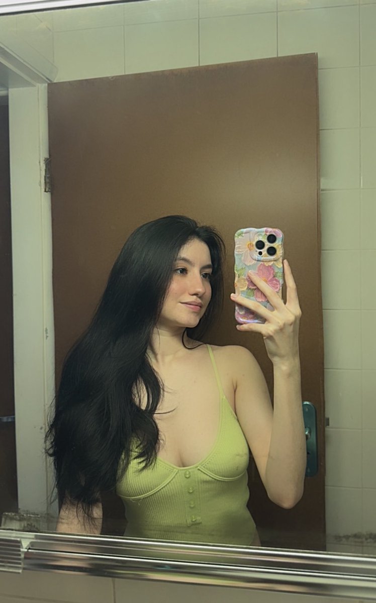larissacarvalhx's tweet photo. MEU CABELO ta pfto 😭 https://t.co/srgve3QUVx