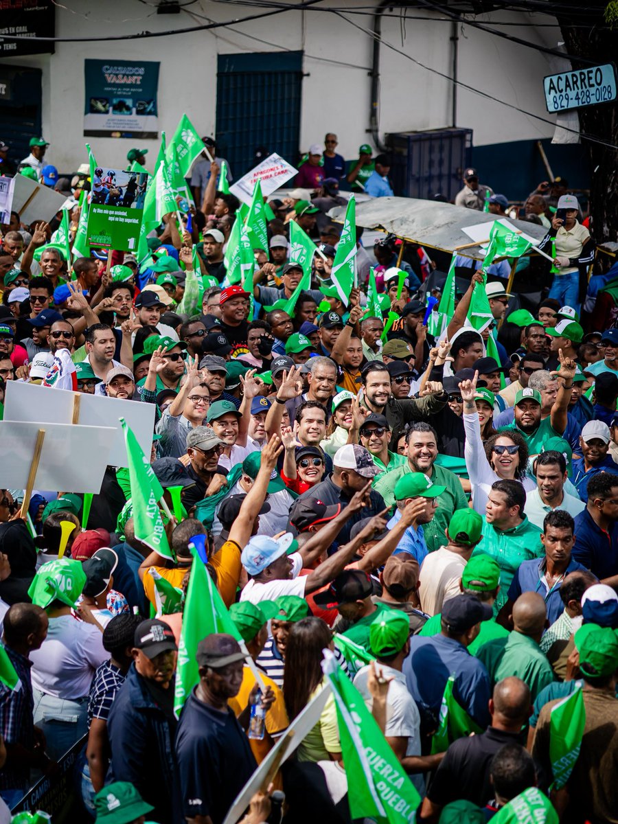 OmarLFernandez's tweet photo. Hoy, la capital se convirtió en el punto de encuentro de todo un país.

Miles de dominicanos y dominicanas, llegados desde cada provincia, caminamos juntos en la Marcha del Pueblo para reclamar, de manera cívica y esperanzadora, las reivindicaciones que nuestra gente merece.

Marchamos por el cumplimiento de la ley en la indexación salarial ante el alto costo de la vida, por una educación de calidad, por un sistema de salud digno, y por el derecho de cada familia dominicana a vivir con paz y seguridad ciudadana.

Lo hicimos con unidad y determinación, recordándole al país que cuando el pueblo se pone de pie, las causas justas avanzan.

Gracias a todos los que viajaron desde cada rincón de la República para hacerse sentir.
La Fuerza del Pueblo es, y seguirá siendo, la fuerza de las mejores causas. 💚🇩🇴