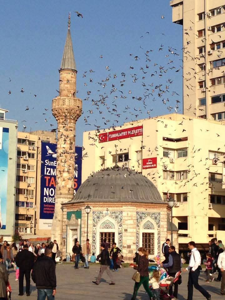 Bu cami neden küçük ? 

Kim tarafından yapıldığına dair kesin bir bilginin olmadığı İzmir Konak Meydanı'ndaki Konak Camii için şöyle bir hikaye anlatılır

Padişah camiyi yapan mimara "çok küçük olmadı mı?" diye sorar

Mimar, "İzmir'liler bunu doldursun yeter" diye cevap verir 😳