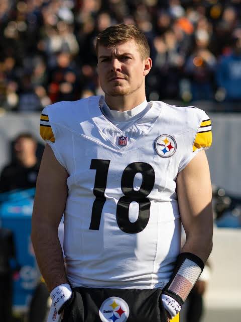 PBSportstalks's tweet image. The #Steelers will never do this, but if I was in charge, I would do the following

💥 Will Howard starts next week and rest of year

💥 Do not bring #AaronRodgers Back

💥 Move on from #MikeTomlin after season. 

#pittsburgh
#BUFvsPIT 
@lukepfromm 
@NFLFrascella