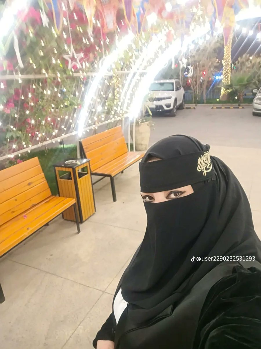 "الليل هادئ، والجسد ينتظر. في صمت الظلام، تذوب الحدود بين اللمس والخيال، وتنبض الرغبة دون صوت، تُشعل ما لا يُرى."