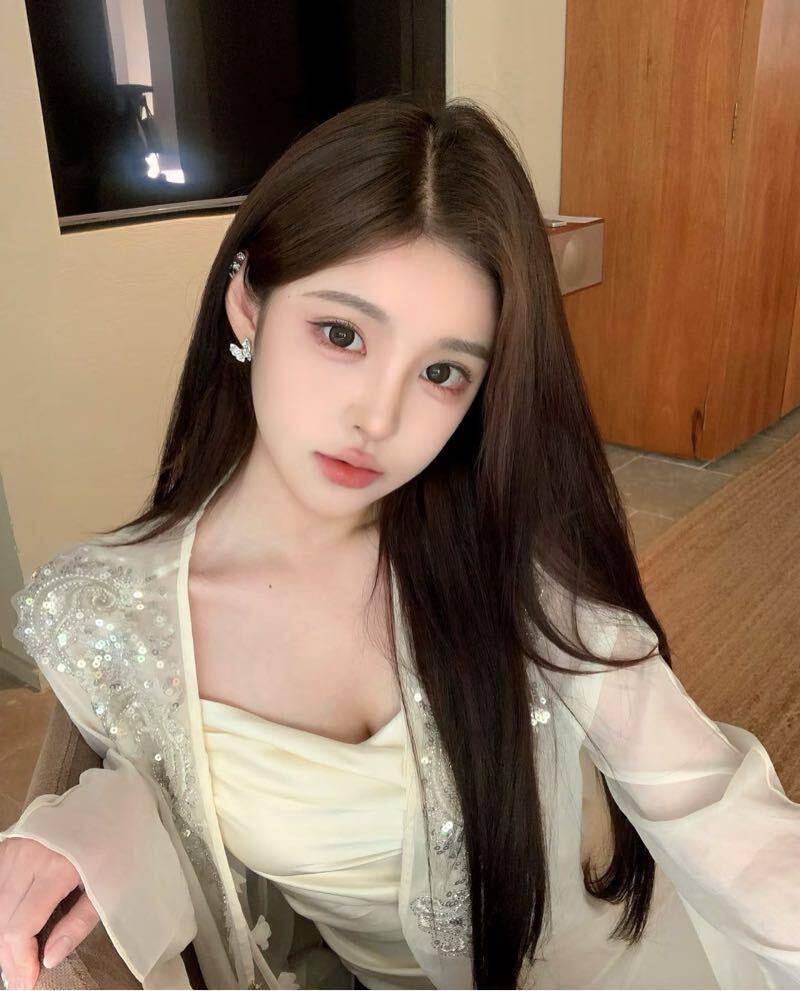 _davidcomas's tweet image. 我是只刚在推上结识野爹没几天的母猪，就迫不及待跟着他爬到小旅馆倒贴送逼。
我跪在地上，贪婪地舔着那根臭鸡巴，被操得翻白眼，屄水乱流，不知道高潮了多少回。
像我这么廉价的母猪，还指望被珍惜？
我就活该被当成个鸡巴套子，脑子早就被玩烂了。
#母狗 #NTR #痴女