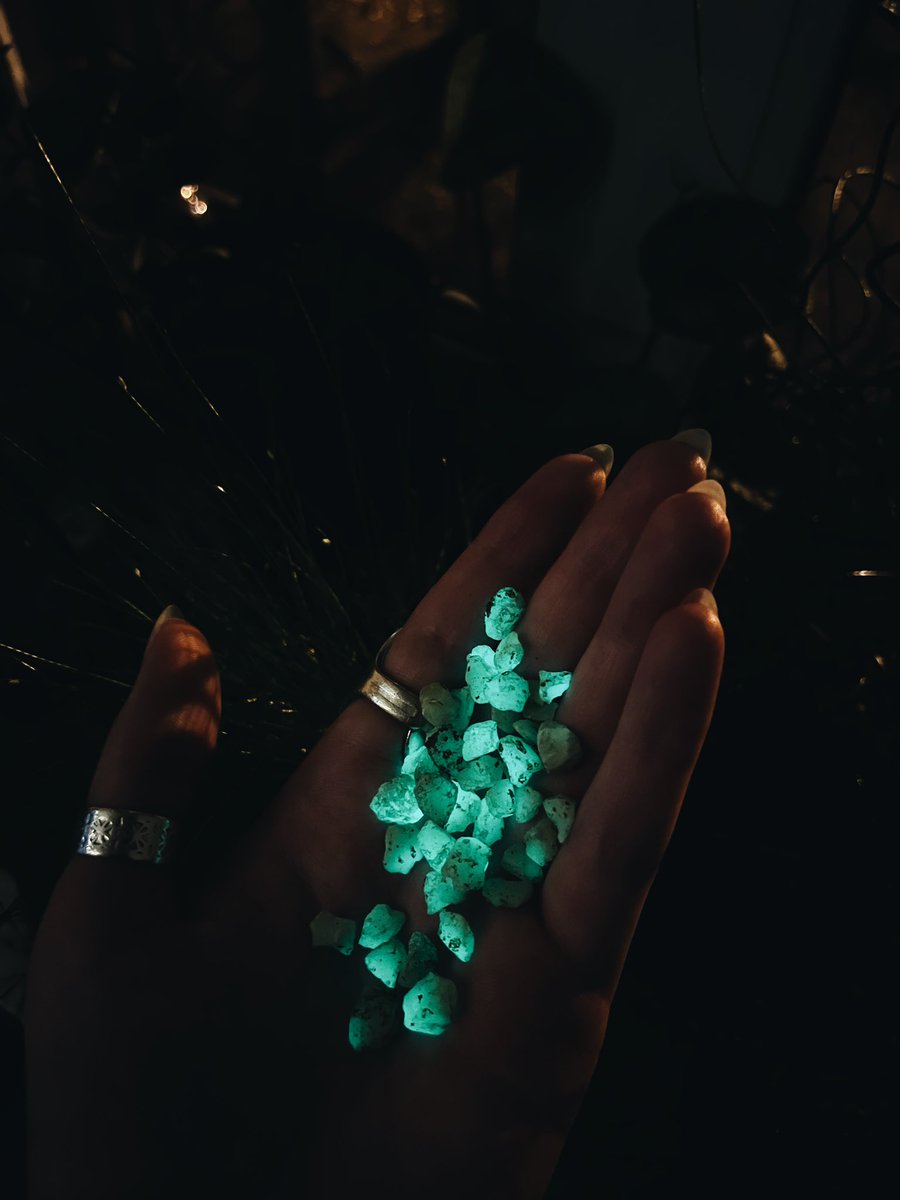 Навіть коли моя кохана квітка не поруч фізично, у мене в кишені сяє подароване нею зоряне небо Донбасу