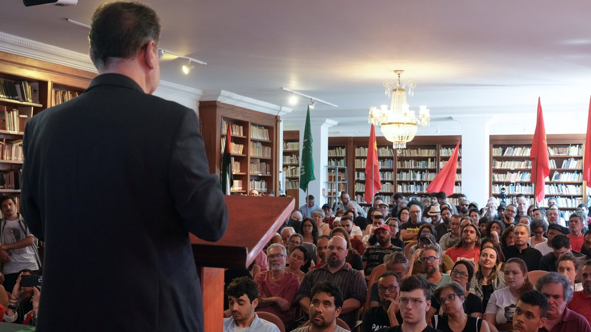 PCO29's tweet photo. Hoje foi realizado o Ato In Memoriam da companheira Natália Pimenta. Agradecemos a todos que estiveram presentes, todos aqueles que apoiaram, aqueles que prestaram sua solidariedade, que mostraram sua indignação, doaram sangue, contribuiram financeiramente, compartilharam o caso e que estiveram ao lado do partido na luta pela vida de uma de suas mais importantes militantes.

Natália saiu da vida para entrar na história. Ela agora faz parte do programa do partido e será um exemplo para as futuras gerações.

Junto com os registros do evento, deixamos aqui o testamento de Leon Trótski, escrito poucos meses antes de seu assassinato, que foi lido pela companheira @izadoradias29 durante sua intervenção.

Na próxima quarta-feira, na @COTV24H , mais detalhes sobre o caso de Natália serão trazidos ao público.

Testamento de Leon Trótski

"Minha pressão alta (e ainda crescente) engana aqueles ao meu redor sobre minha real condição. Estou ativo e ainda consigo trabalhar, mas o desfecho está evidentemente próximo. Estas linhas serão tornadas públicas após minha morte.

Não vejo necessidade de refutar aqui, mais uma vez, a calúnia estúpida e vil de Stalin e de seus agentes: não há uma única mancha em minha honra revolucionária. Jamais participei, direta ou indiretamente, de quaisquer acordos ou sequer negociações nos bastidores com os inimigos da classe trabalhadora. Milhares de opositores de Stalin foram vítimas de acusações falsas semelhantes. As novas gerações revolucionárias restaurarão sua honra política e tratarão os carrascos do Kremlin como merecem.

(...)