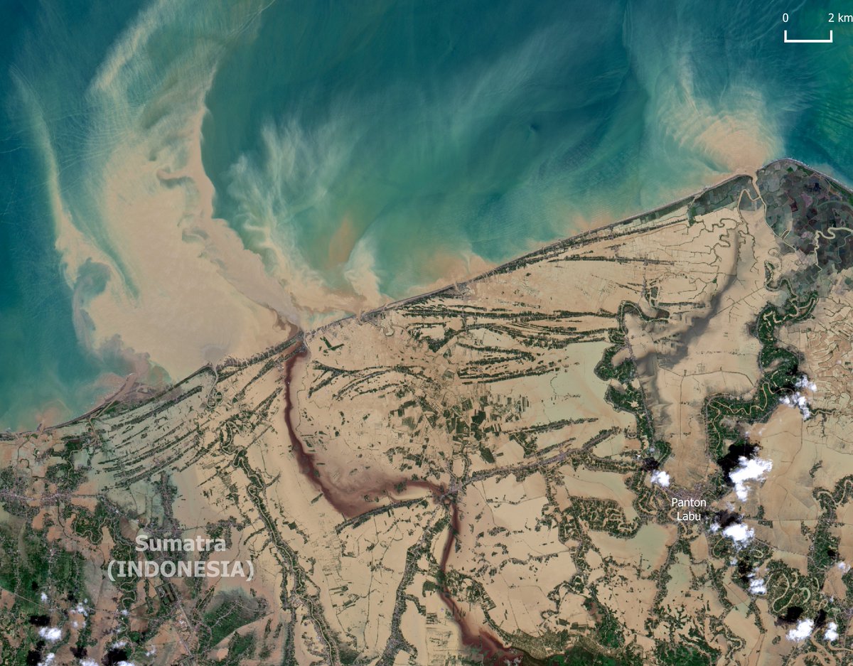 or_bit_eye's tweet image. 🔴⚠️🌀🇮🇩Catastrophic aftermath of #Cyclonesenyar in #Sumatra: 442 died,404 still missing, more than 1 M people affected by the first cyclone formed in the  Malacca strait. ⬇️Northern #Aceh with devastating #floods covering 500km2 in #Sentinel2 view of Nov.29 #ClimateEmergency
