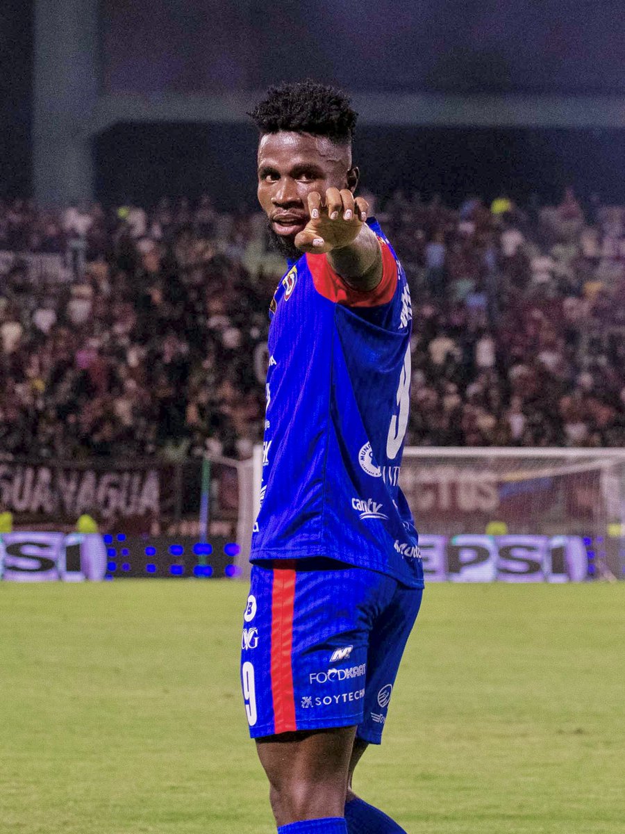 LigaFUTVE's tweet photo. 🗣️ • Yeiber Murillo puso en ventaja a @UCVFCOFICIAL en la ida de la Final Absoluta 

😳 • El 9 tricolor aprovechó un parpadeo de Carabobo en defensa para apuntarse el gol quedando solo frente al arco

📸 • @jpablolobo 

#LigaBancoDeVenezuela https://t.co/7nYJCqIwi0