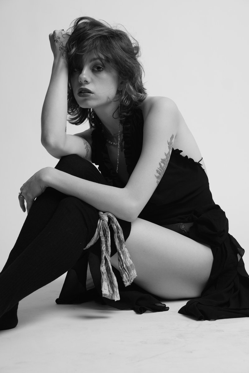 MAGNETMagazine's tweet image. #MAGNETExclusive: Premiere of Nikita Lev’s “Kill Her Mind” (@stonergrl3000). “It’s like your mind is working against you, replaying things over and over. You just want it to shut off. The video is an invitation to bring more context and color to the song”: magnetmagazine.com/2025/12/01/mag…