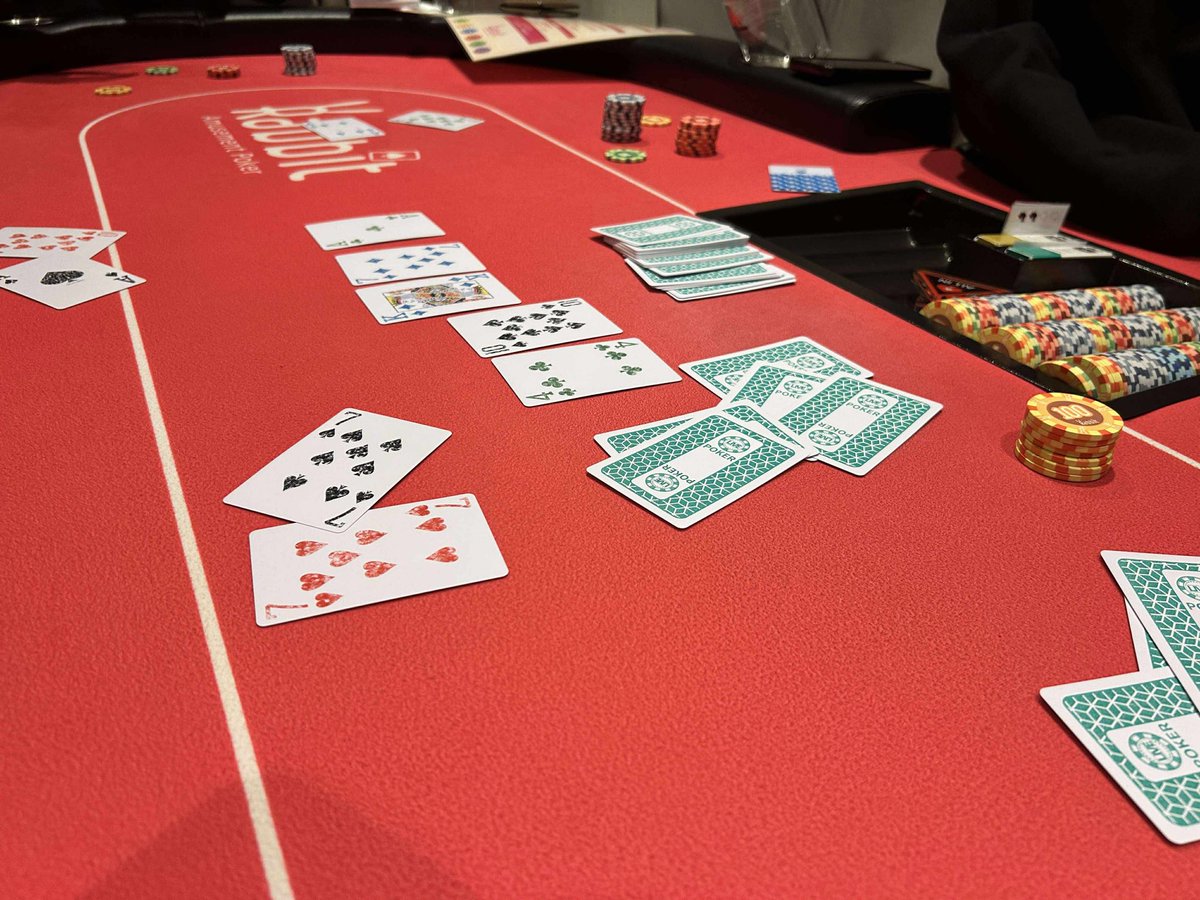 ポーカーに挑戦♠️

相手の思考をよむって難しすぎるやろ笑
研修生のためこれから練習します。

#ポーカー #転職