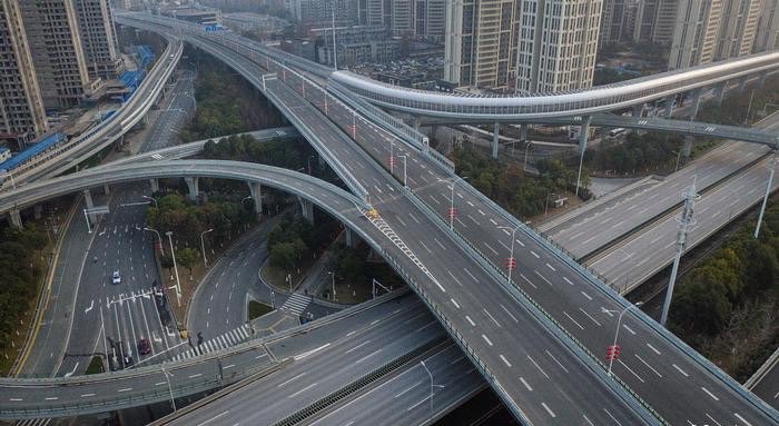 choquei's tweet image. 🚨ARQUIVO: Há 6 anos, em Wuhan, na China, um homem começou a apresentar sintomas de uma doença que depois seria reconhecida como o primeiro caso de COVID-19, marcando o início da pandemia.

Mais de 6,9 milhões de pessoas morreram no mundo por complicações da doença.

No Brasil, o…