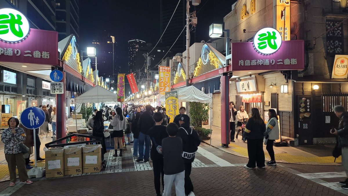 土日で月島西仲商店街で初の、月島サンバ、というイベントが開催されました。合わせて、露天が商店街を埋めつくして賑わいました。
