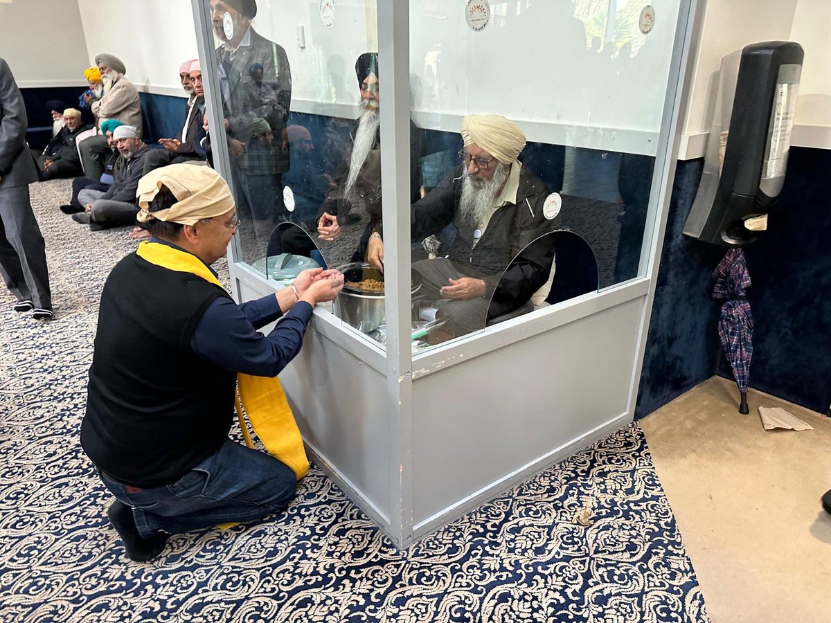 HCI_Ottawa's tweet image. High Commissioner @DineshKPatnaik and Mrs. Poonam Patnaik paid obeisance at Gurudwara Khalsa Diwan Society in Vancouver. They prayed for strength, wisdom and the well-being of all. The High Commissioner encouraged the community to remain strong and united, and assured that the…