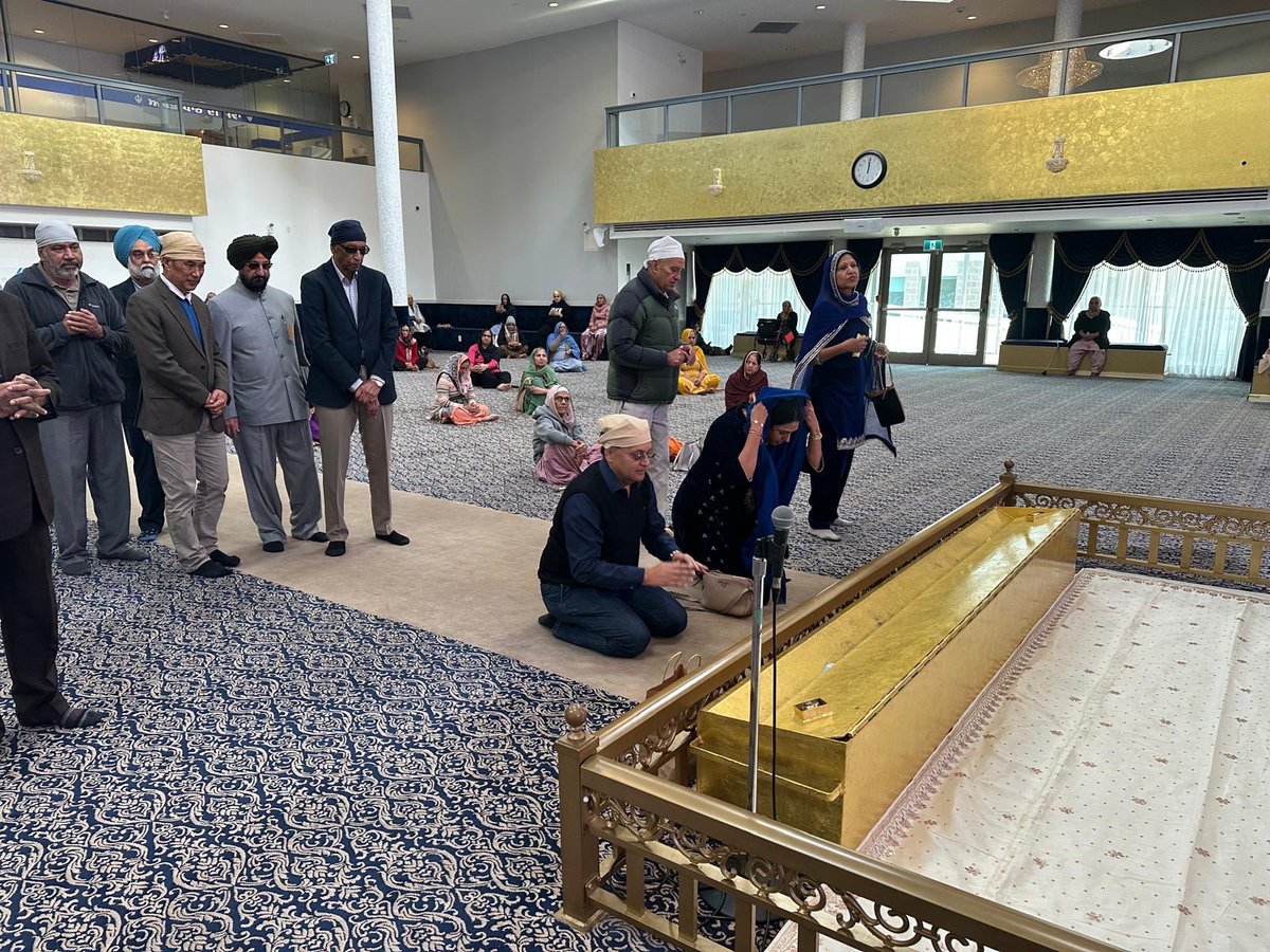 HCI_Ottawa's tweet image. High Commissioner @DineshKPatnaik and Mrs. Poonam Patnaik paid obeisance at Gurudwara Khalsa Diwan Society in Vancouver. They prayed for strength, wisdom and the well-being of all. The High Commissioner encouraged the community to remain strong and united, and assured that the…