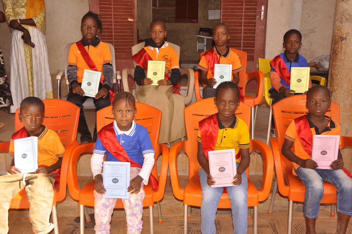 Sultan_Malien's tweet photo. Remise des bulletins au Complexe Scolaire "La DIFFÉRENCE" ( Mali-Bamako-Daoudabougou
Vret🟩 représente les 1er des classes de 2ème Année à 6ème Année jaune🟨 représente les 2è rouge🟥 représente les 3è ( première composition de l'année) https://t.co/lo5KbcoSmC