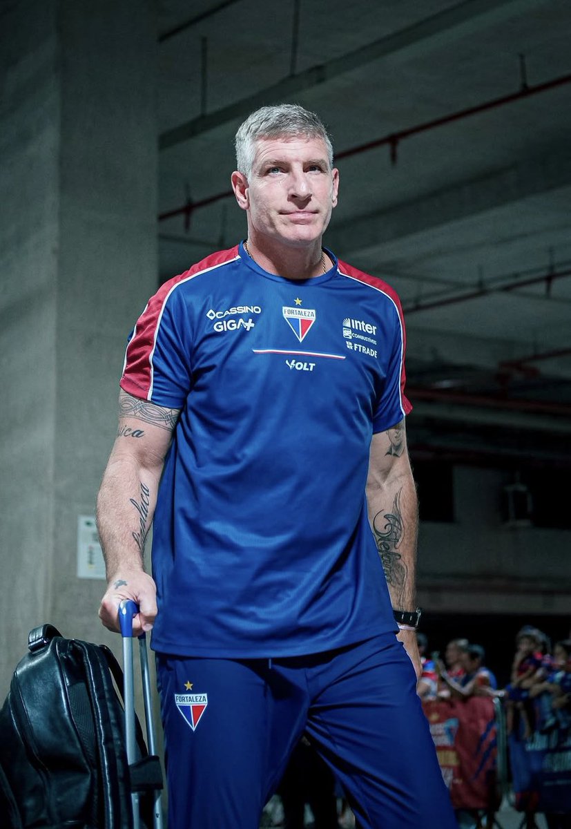 AtaqueFutbolero's tweet image. 🤯🇧🇷🇦🇷 Martín Palermo agarró a Fortaleza en el ¡PUESTO 19! del Brasileirão hace DOS MESES Y MEDIO, con el equipo casi CONDENADO a la ‘B’.

⚠️ Hoy le ganó a Atlético Mineiro, suma TRES victorias consecutivas, ¡8 PARTIDOS SIN PERDER! y está a UN PUNTO de salir de zona de descenso.