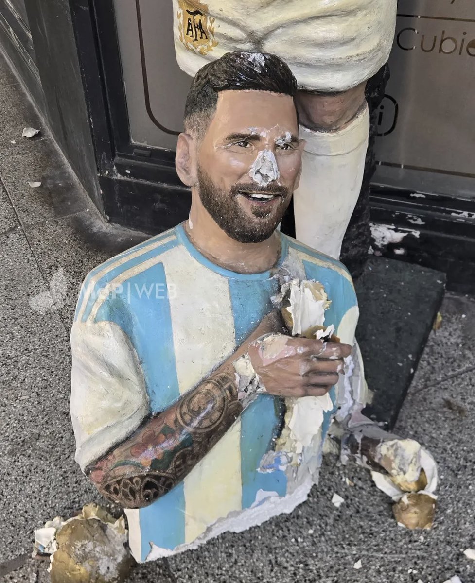 lucysolfa's tweet image. Esto me destroza porque ese café siempre se identificó con la estatua de Messi, incluso mucho antes del Mundial. El dueño no tiene nada que ver con lo que pasa en la AFA; hay que ser muy gil.