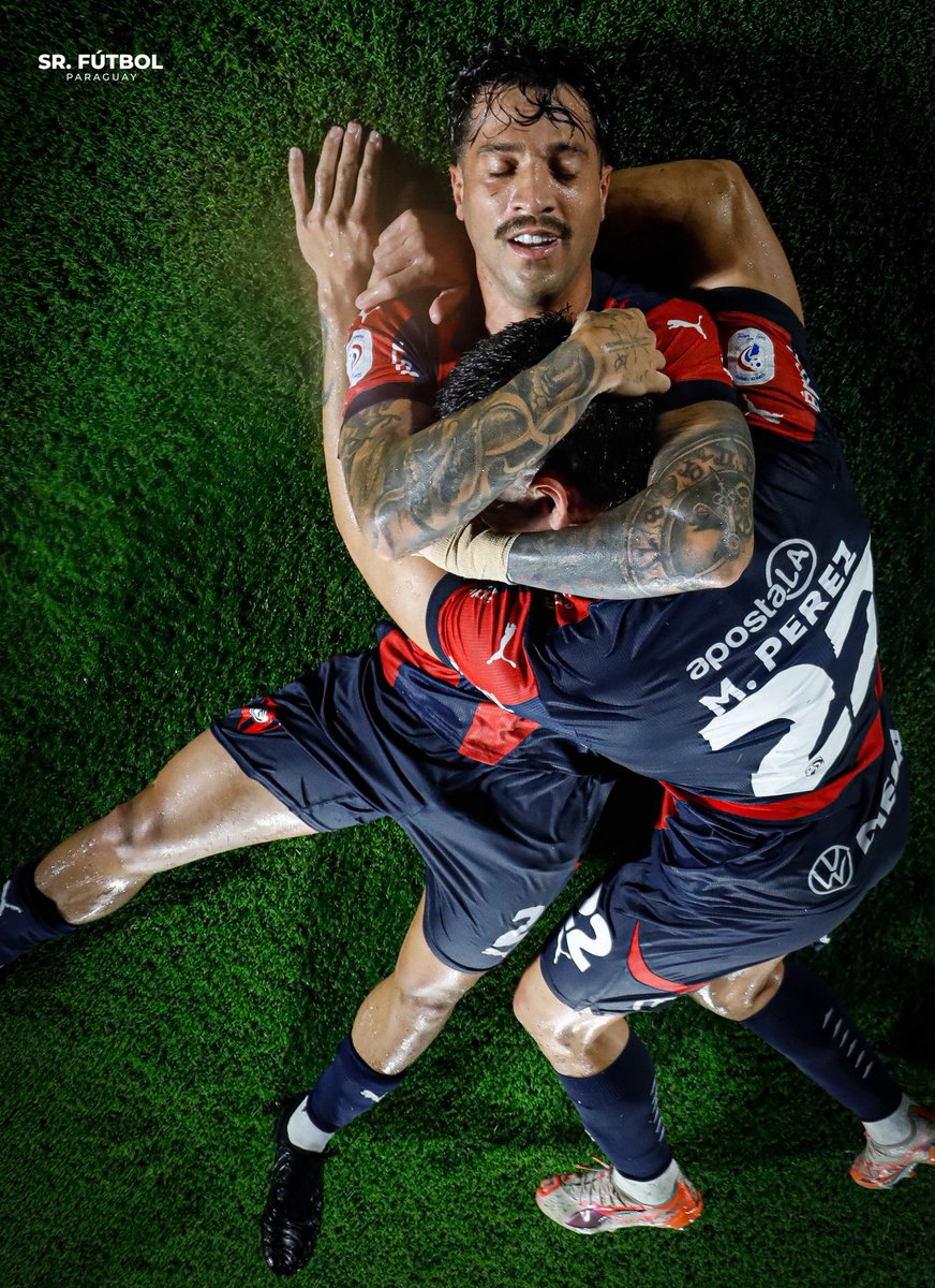 La imagen que compartió ueno bank por el título de Cerro Porteño en el Torneo Clausura 2025. Fabricio Domínguez y Matías Pérez, dos pilares de este logro, fundidos en un emotivo abrazo sobre el campo de juego.

🔥🇵🇾 El Ciclón volvió a lo más alto de nuestro fútbol.