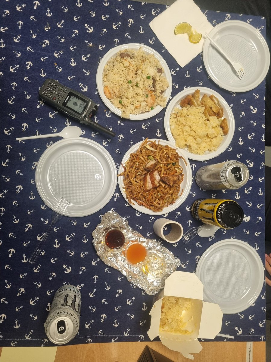 PerdigueroASP's tweet image. Pues como está cerrada La Llama, hoy pedimos chino para compartir, pollo con arroz al limón, tallarines con pato y arroz tres delicias.