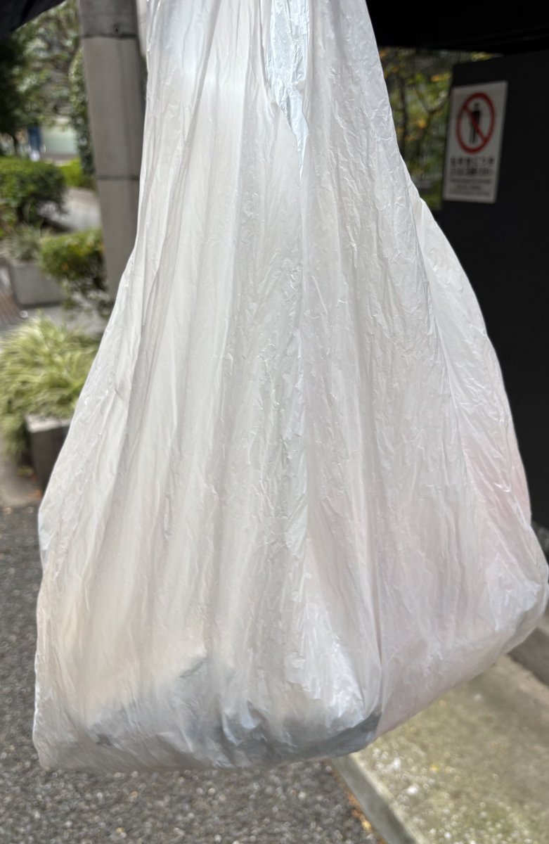 norisan5911's tweet photo. 昨日はこの偽善徳積みを始めてから、初めて体調不良で活動出来なかった。
そのせいか彼のシュートはバーに嫌われて、敢えなく敗戦。ごめんなさい。
もうなんの為にやってるかも分からなくなって来ているが…シーズンオフの横浜に幸運が訪れるよう願い今日もゴミを拾う
#横浜FCゴミ拾い部
#day49 https://t.co/J9OftIx8CM