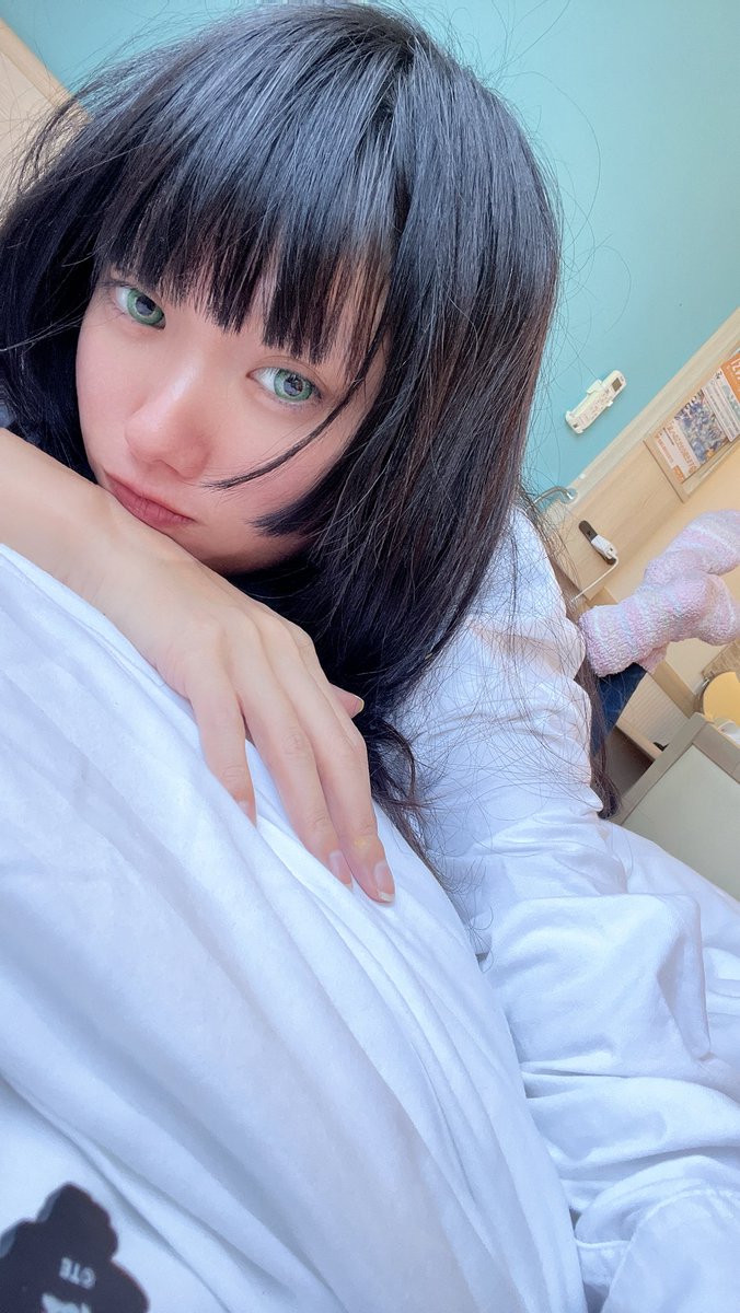 akimoto_rui's tweet image. 静岡２日目！
コスプレ前なのでカラコンはいれてますがまだすっぴん。ごろごろ