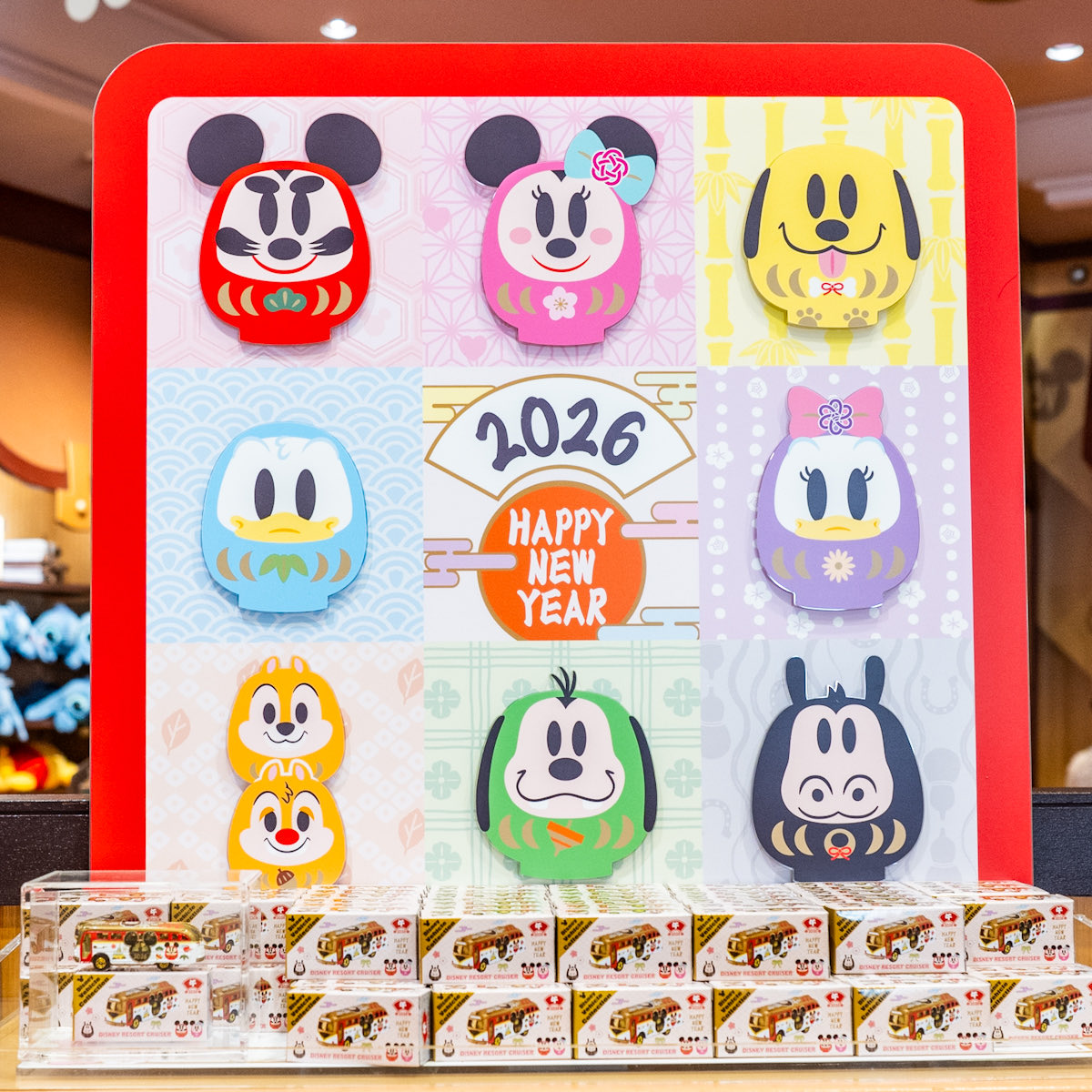 ランダムのだるまキーチェーンやフィギュアも！ 東京ディズニー