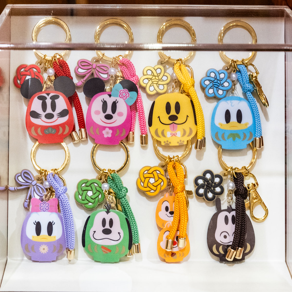 ランダムのだるまキーチェーンやフィギュアも！ 東京ディズニー